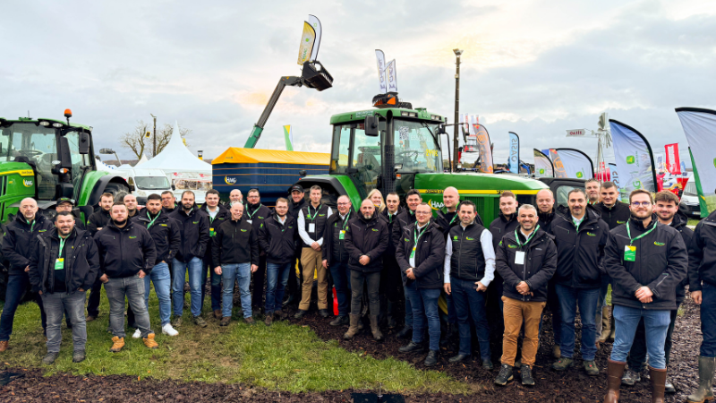 Équipes HAAG réunies devant les tracteurs et machines John Deere exposés lors de la 427ᵉ Foire de Poussay 2025