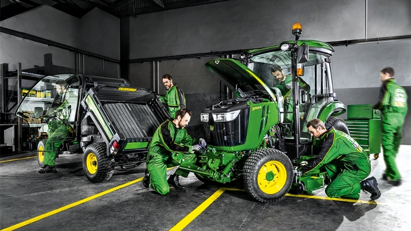 Équipe de techniciens HAAG réalisant un contrôle Expert Check sur des machines John Deere dans un atelier