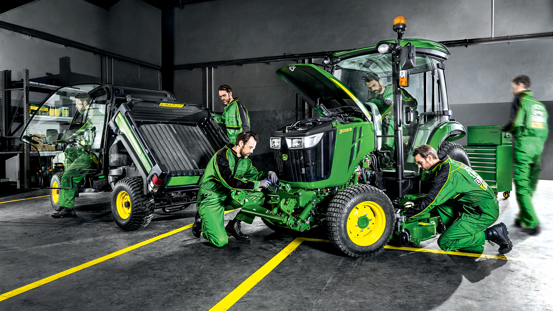 Équipe de techniciens HAAG réalisant un contrôle Expert Check sur des machines John Deere dans un atelier