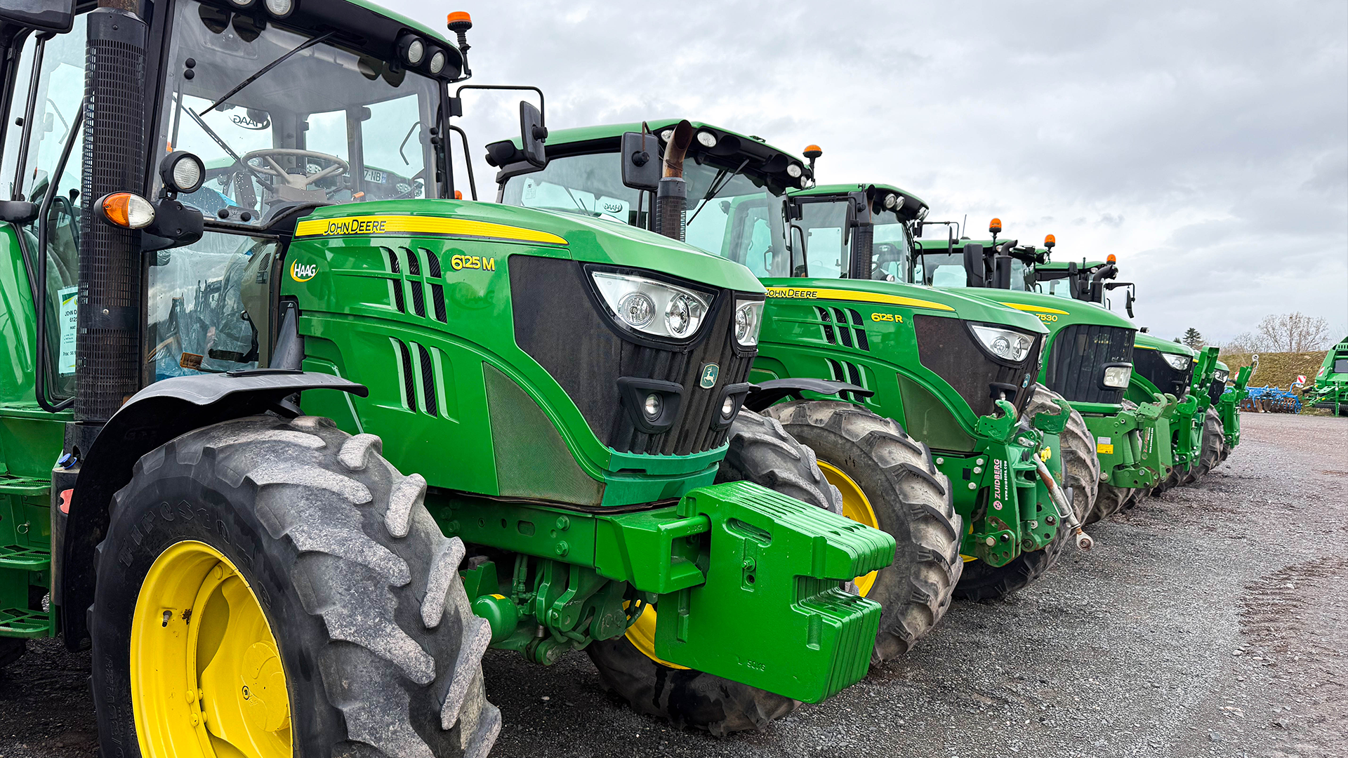 Tracteurs John Deere d'occasion alignés sur le parc HAAG, modèles 6125M, 6125R et 7530
