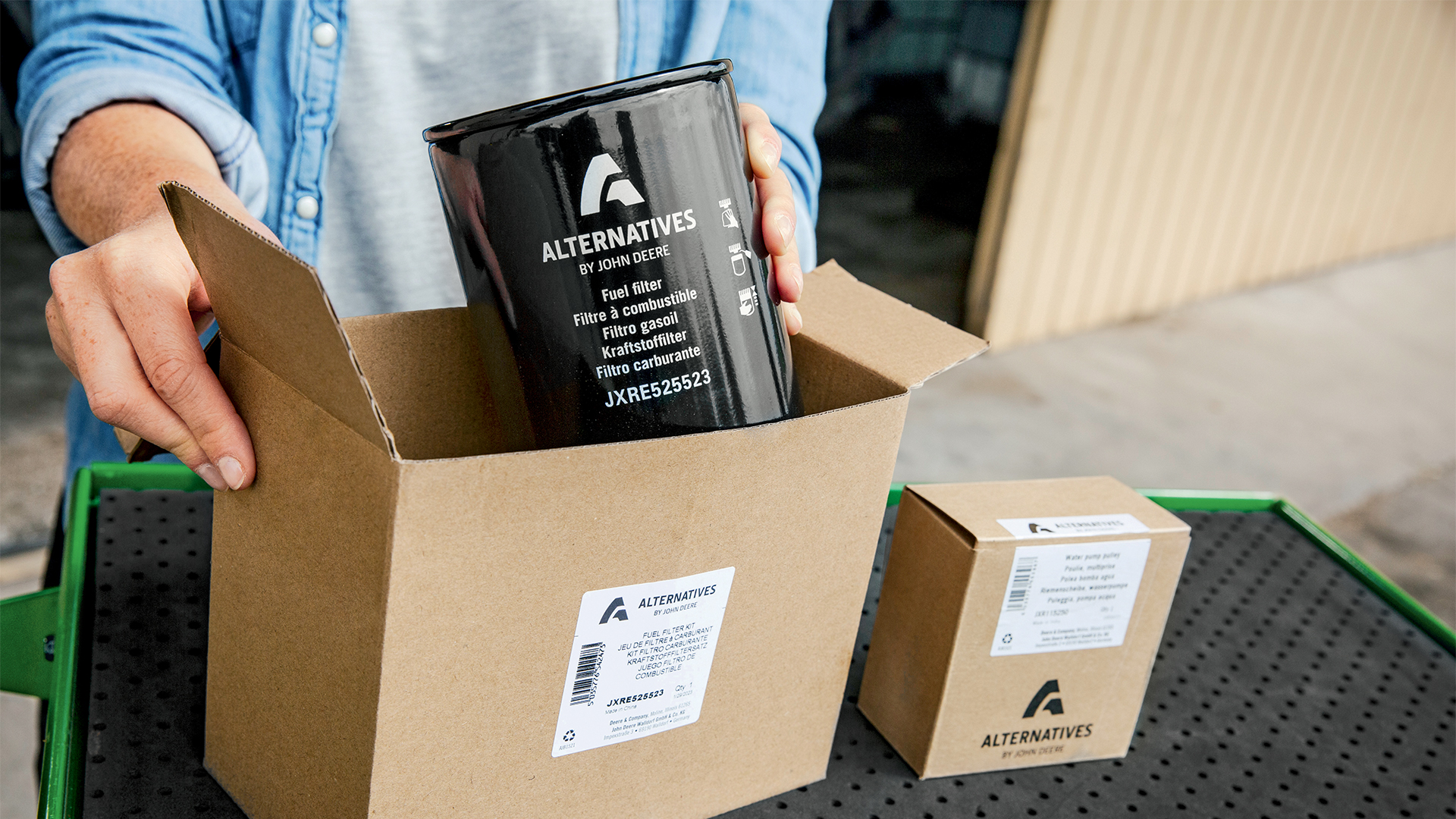 Cartons de pièces de la gamme Essentials by John Deere prêts à être expédiés